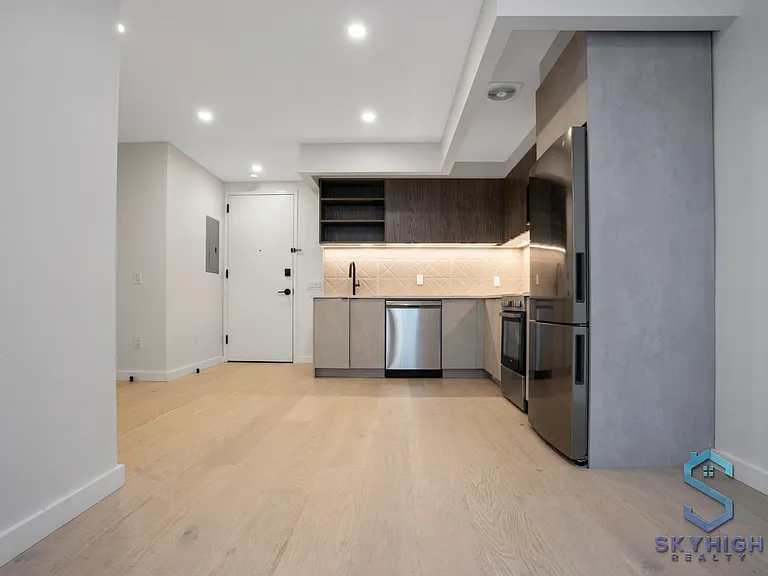 37-25 32nd St #5D — Photo 4