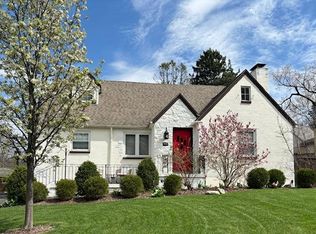 124 Acacia Dr, Oakwood, OH 45409
