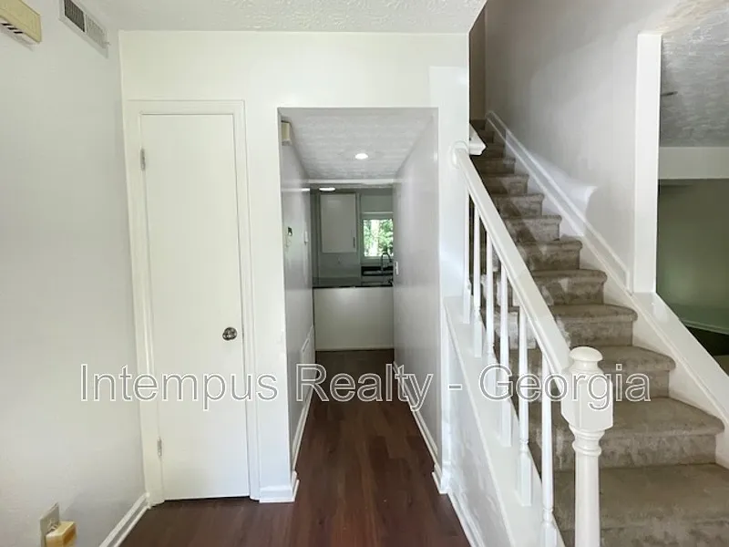 3 bed, 2.5 bath, 1800 sqft, $2,400 — Photo 2