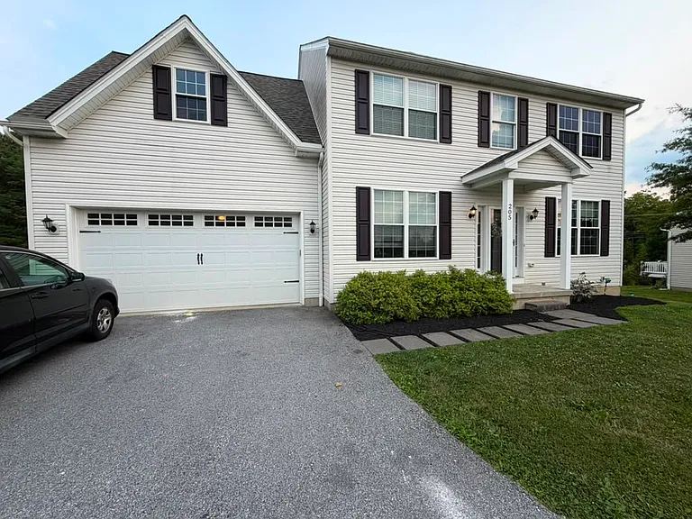 205 Carriage Walk Dr — Photo 2