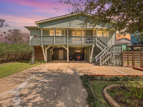 221 Oak Rd, Clear Lake Shores, TX 77565