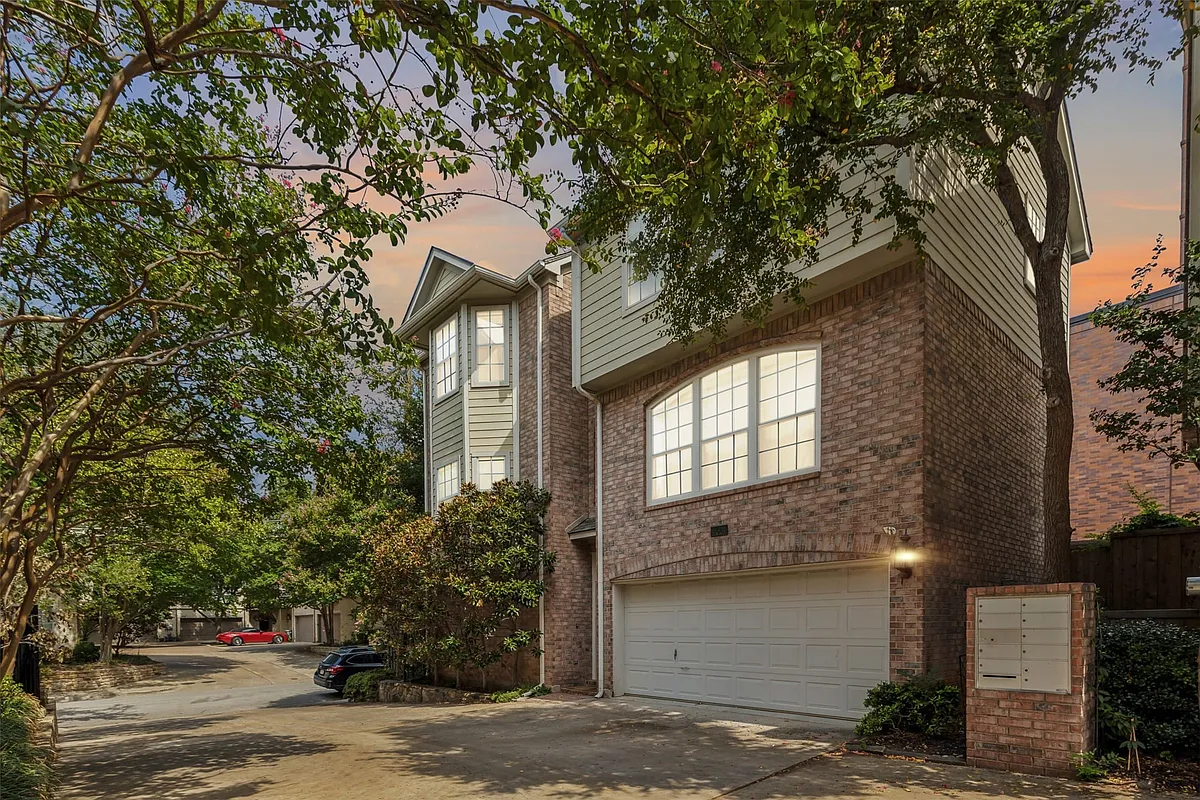 Building Photo - 2704 Welborn St #H