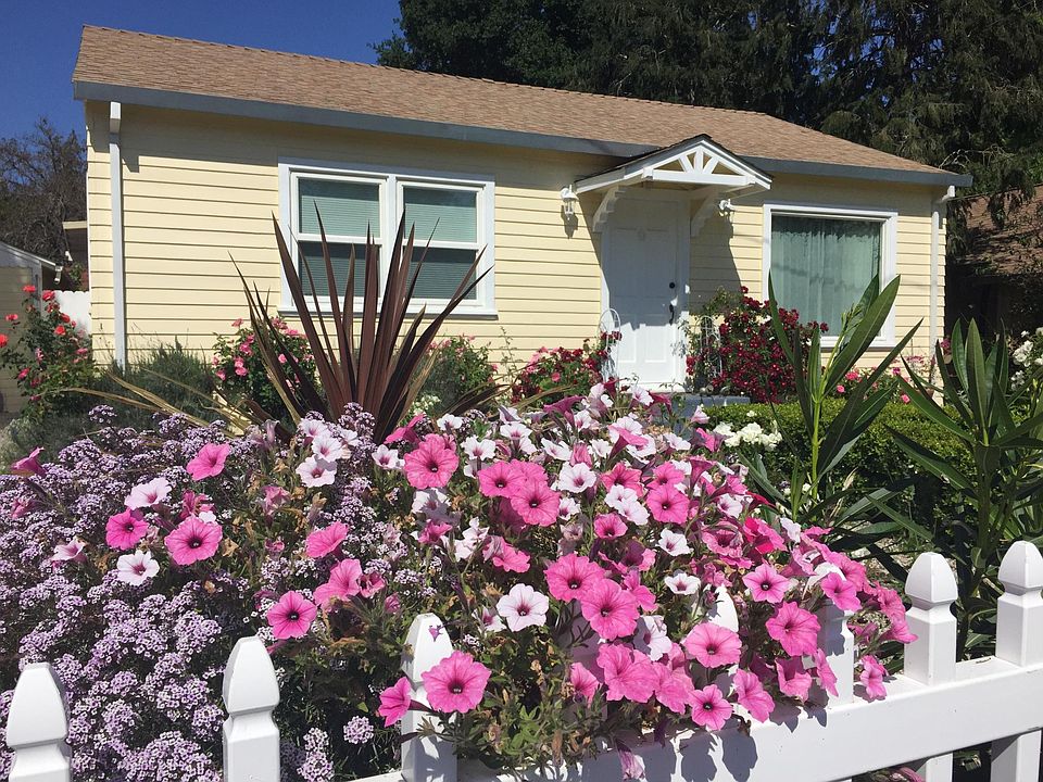 Your home in Calistoga! 
Charming Cottage in walking distance to downtown.