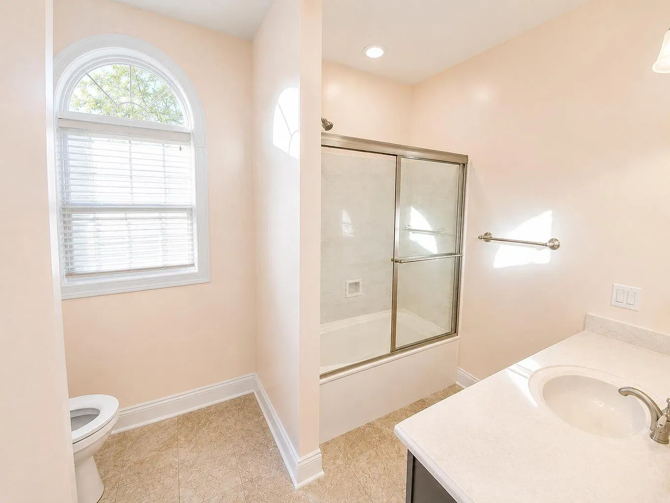 4 bed, 2.5 bath, 2842 sqft, $3,800 — Photo 2
