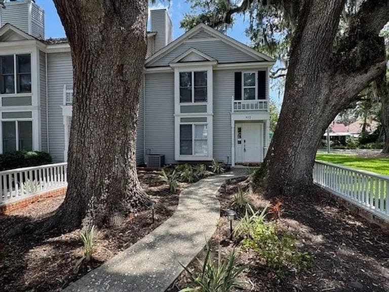 912 Newcastle St — Photo 1