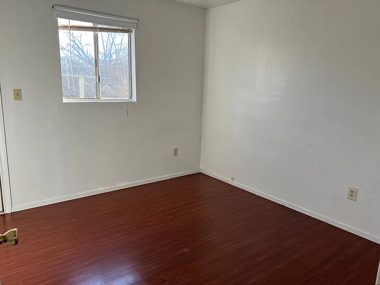 319 E J St — Photo 3