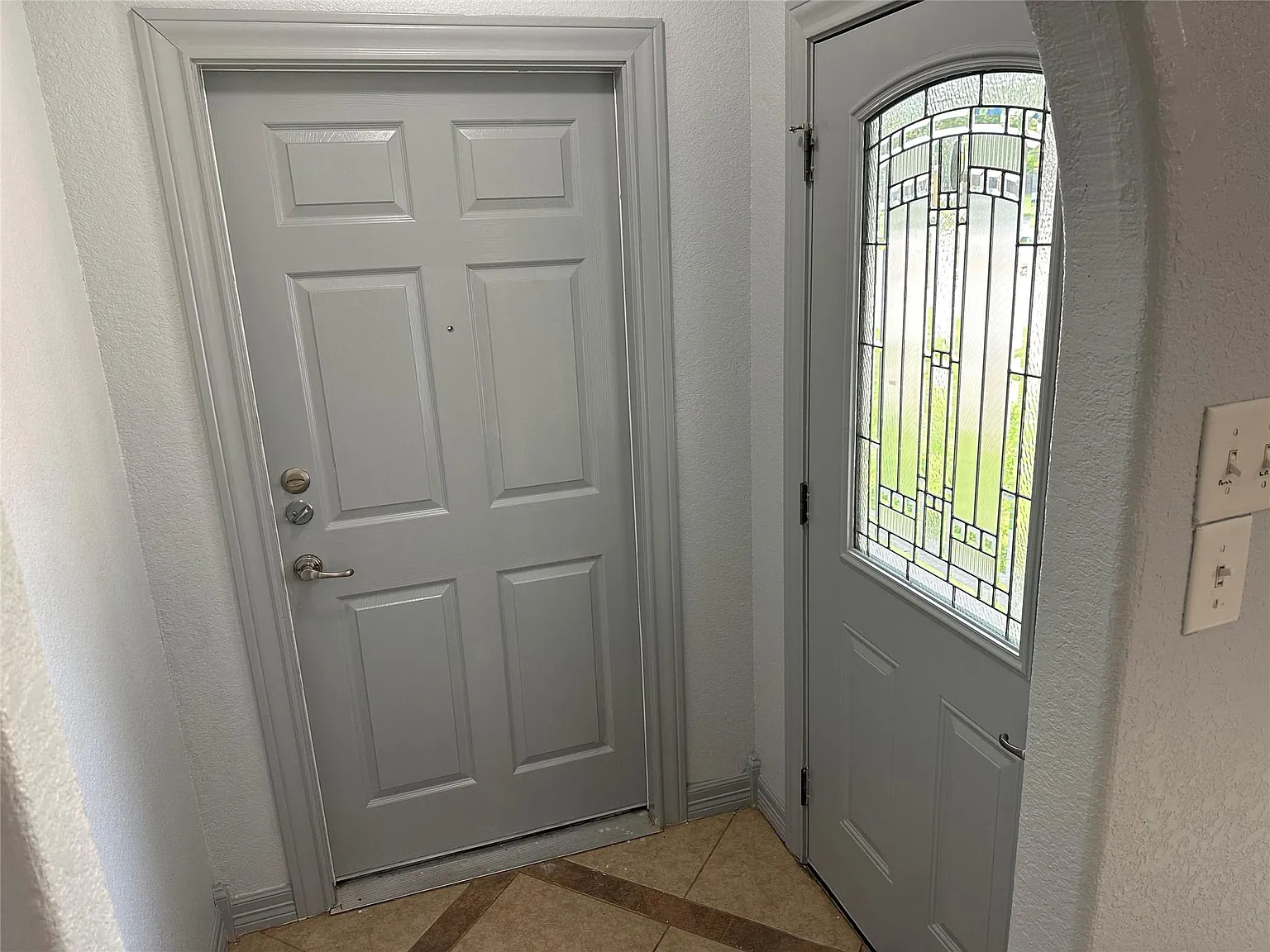 2 bed, 1.0 bath, 1722 sqft, $1,400 — Photo 2