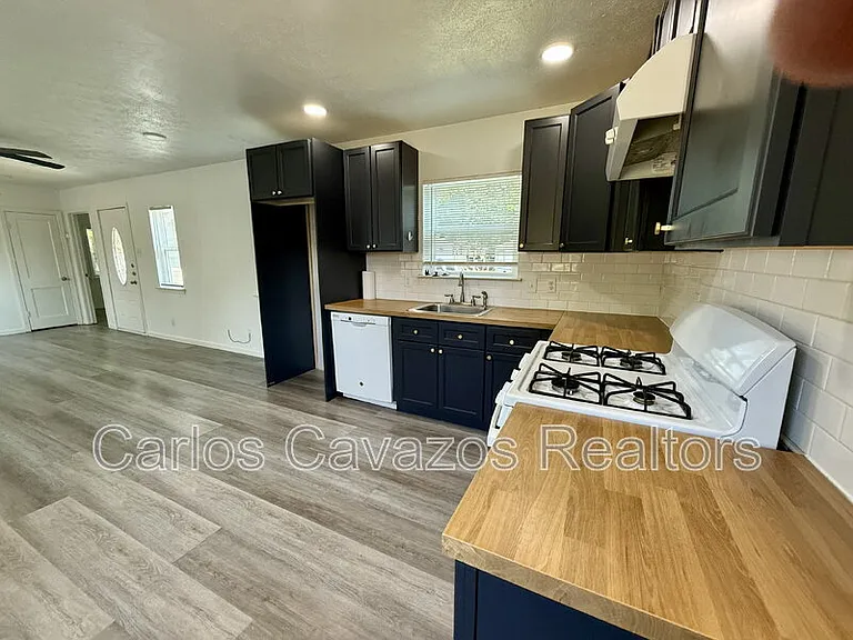 1617 Meadowbrook Dr — Photo 2