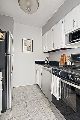 5th image of 301 E 45th St APT 19