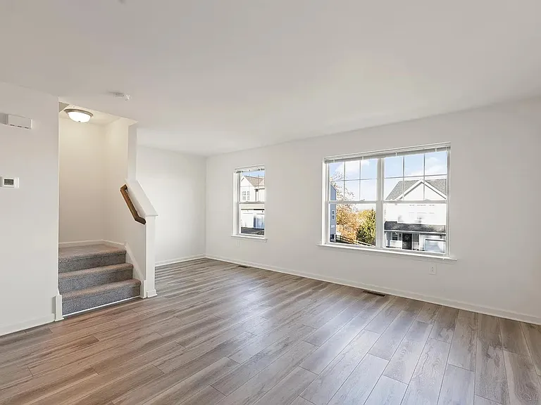 1236 E 7th St — Photo 12