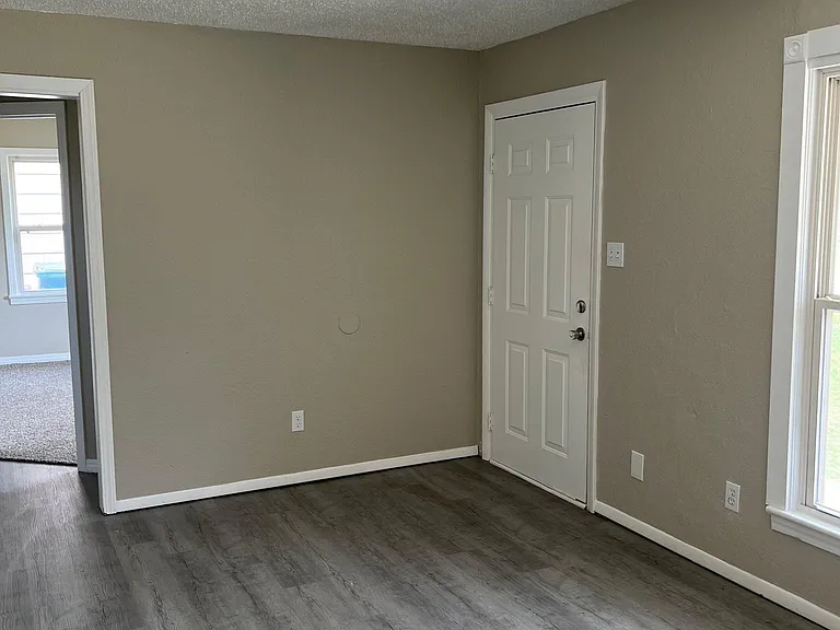 1021 Holly Ln — Photo 3