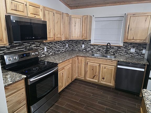 5th image of 296 N Roosevelt Road G