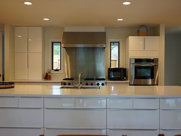 3rd image of 607 N Estes Dr
