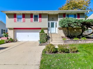 414 Sherwood Dr, Streamwood, IL