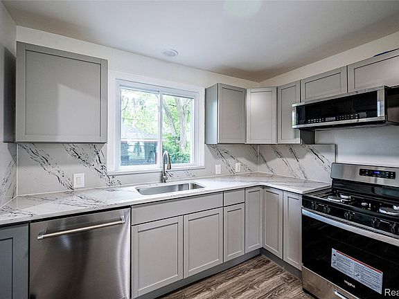 3rd image of 24221 Cloverlawn St