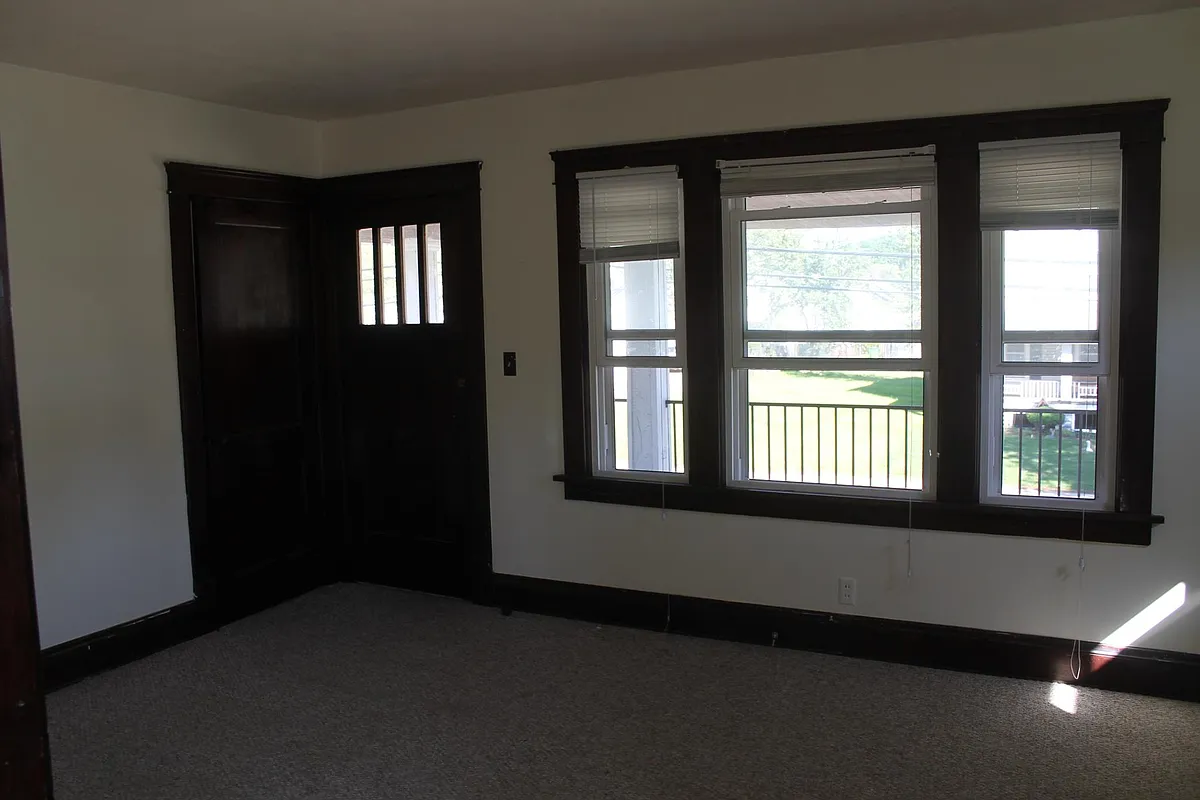Building Photo - 5012 Henry St #2