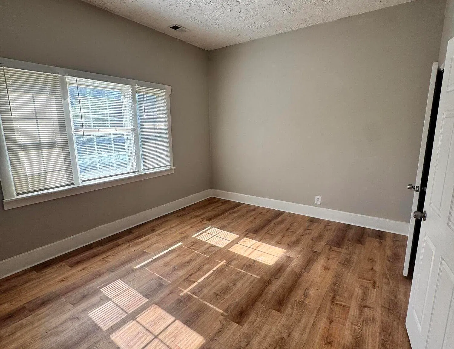 3 bed, 2.0 bath, 1257 sqft, $1,350 — Photo 4