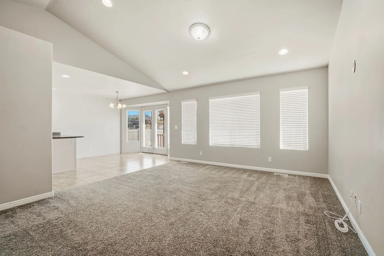 5 bed, 2856 sqft, $3,600 — Photo 2