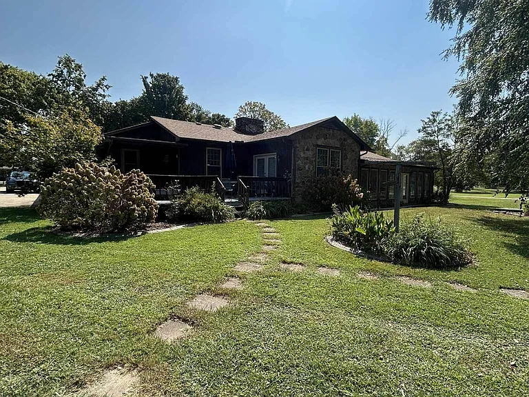 17835 Oakdale Rd — Photo 2
