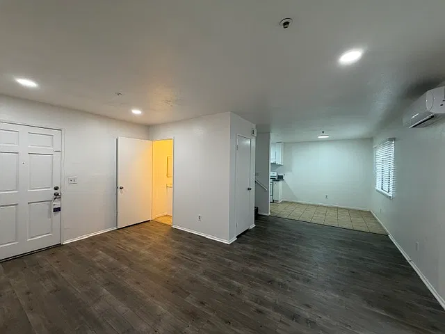 2 bed, 1.5 bath, 850 sqft, $2,500 — Photo 2