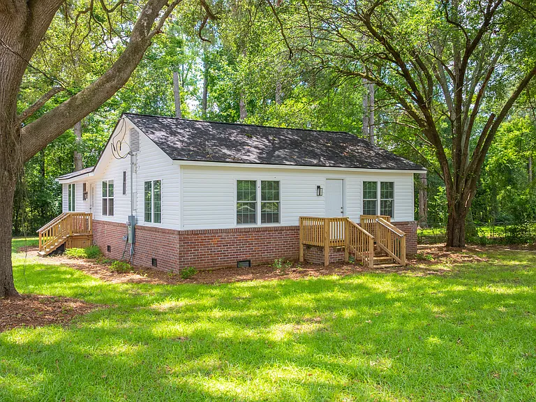 706 E Pinetree Blvd — Photo 1