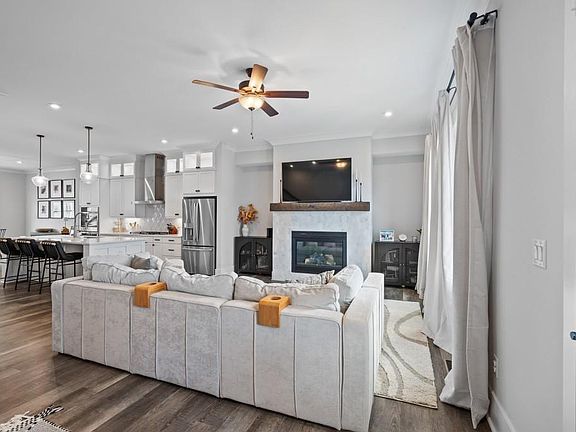 4th image of 730 Elmwood Way