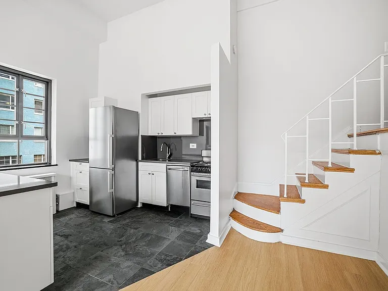 310 E 44th St #1611 — Photo 6