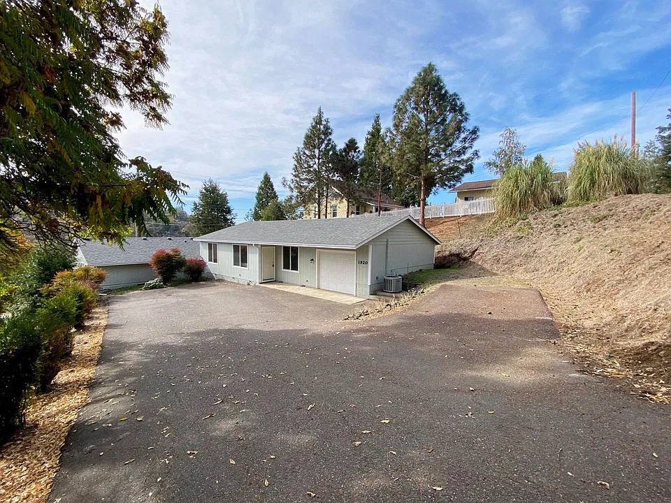 1920 & 1922 NE Commercial Ave