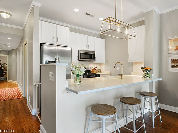 5th image of 2527 N Sheffield Ave APT 2D