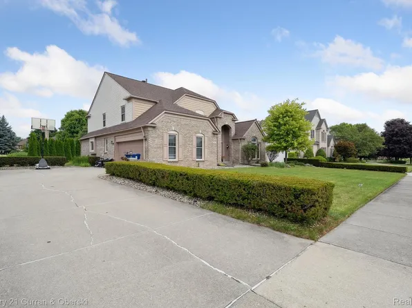 6680 Kings Mill Dr, Canton, MI 48187