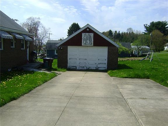 3rd image of 131 Clarksville St