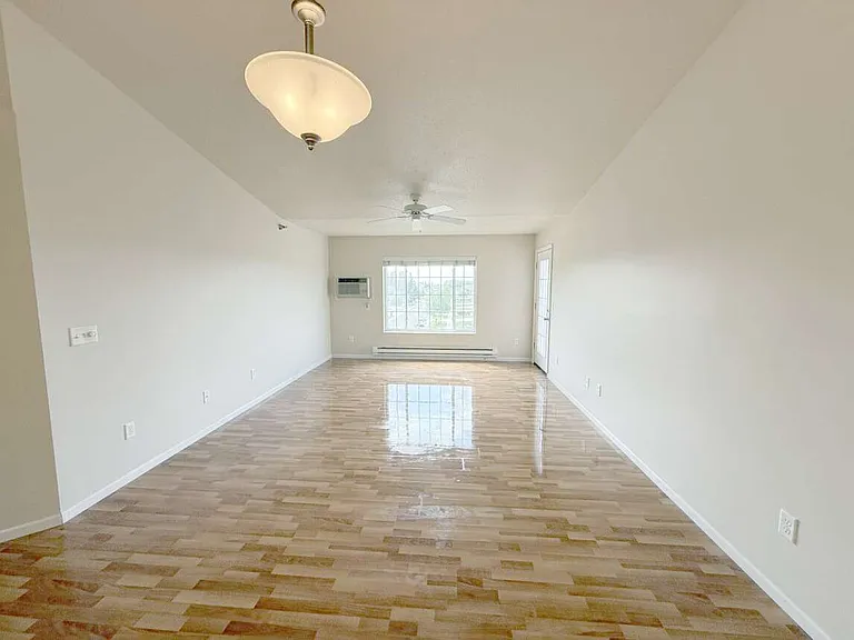 Maple Creek 3 Bed 2 Bath 1350 sq ft Living
