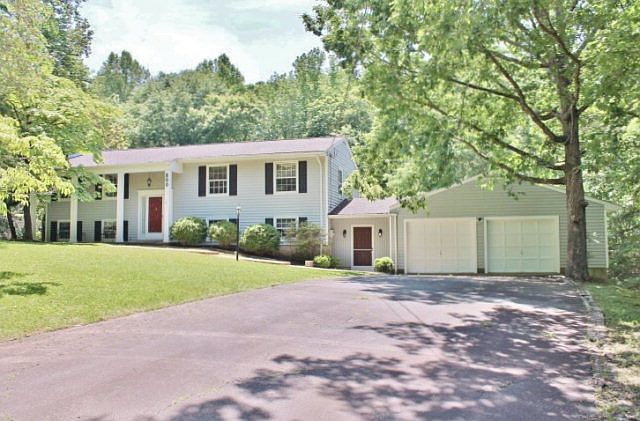 1st image of 800 Canterbury Dr