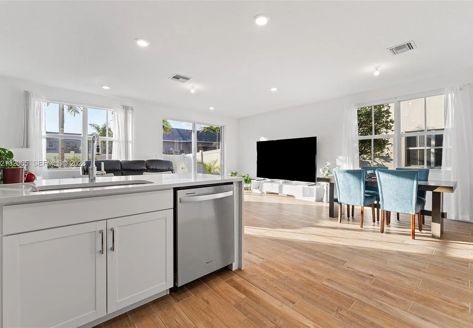 4 bed, 1994 sqft, $4,300 — Photo 4