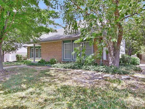3rd image of 2408 N Walden Dr