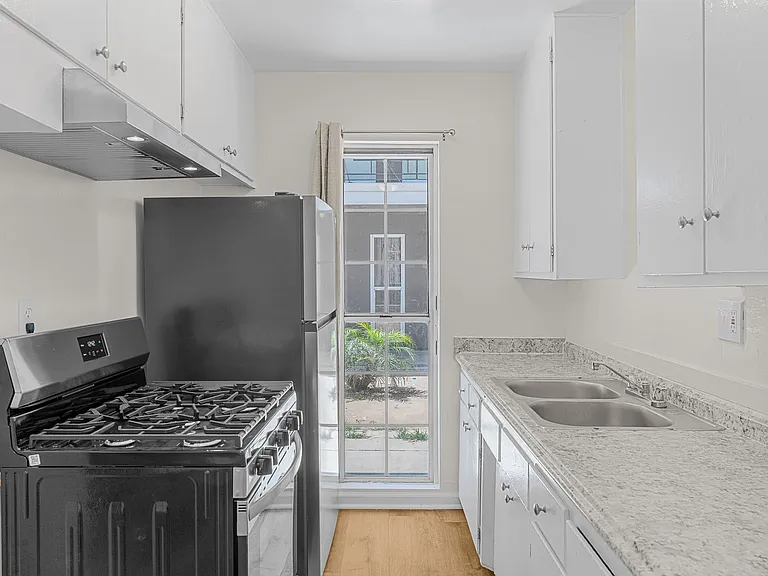 1850 Gardenia Ave #5 — Photo 3