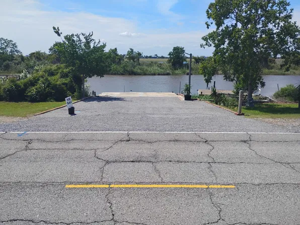 4935 Pontchartrain Dr, Slidell, LA 70458