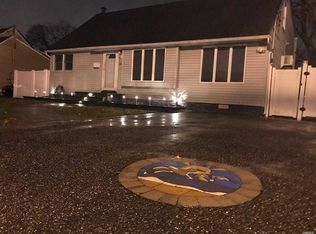 283 34th St, Lindenhurst, NY 11757