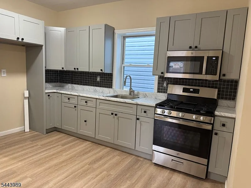 4 bed, 1.0 bath, $2,500 — Photo 2