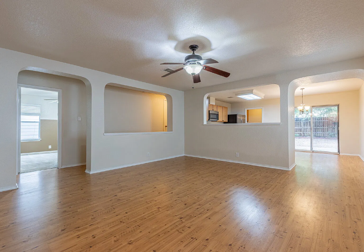 3 bed, 2.0 bath, 1434 sqft, $1,550 — Photo 4