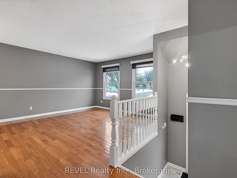 6166 Wildrose Cres #UPPER — Photo 4