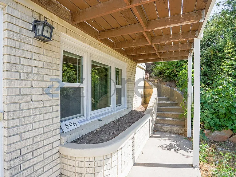 696 N Center St — Photo 3
