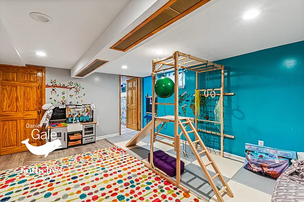 Sold by Daniel Gale Sotheby's International Realty | media 23