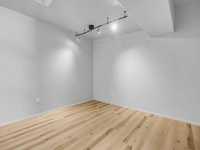 Riverside Suites — Photo 42