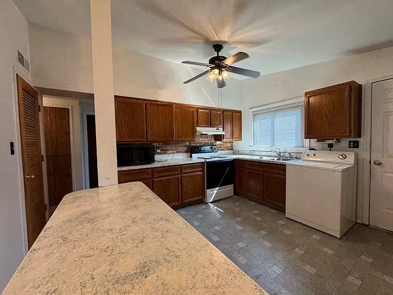 1202 E Maxlow Ave — Photo 11