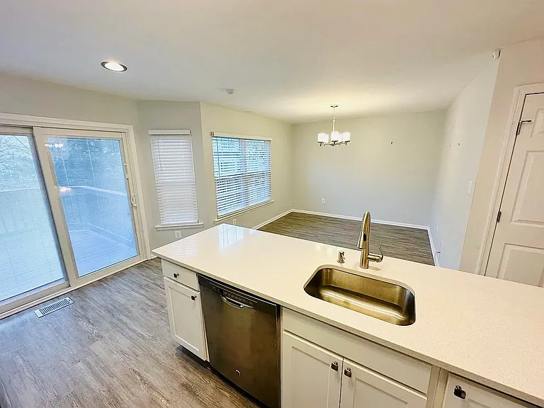 20200 Brookview Sq — Photo 6