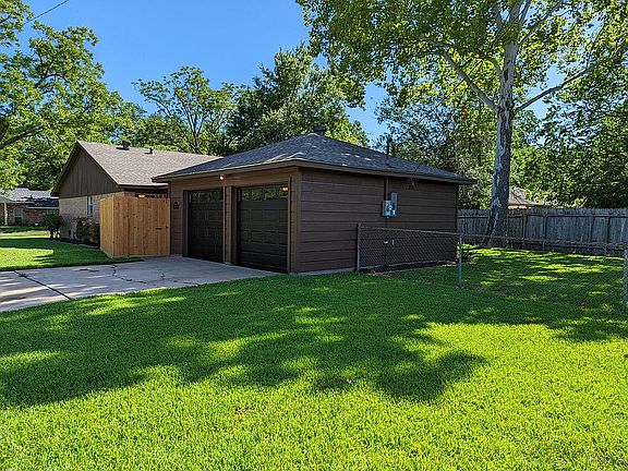 3rd image of 1002 Shadow Cir