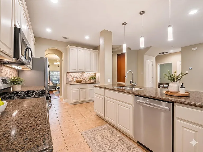 10900 Sky Rock Dr — Photo 5