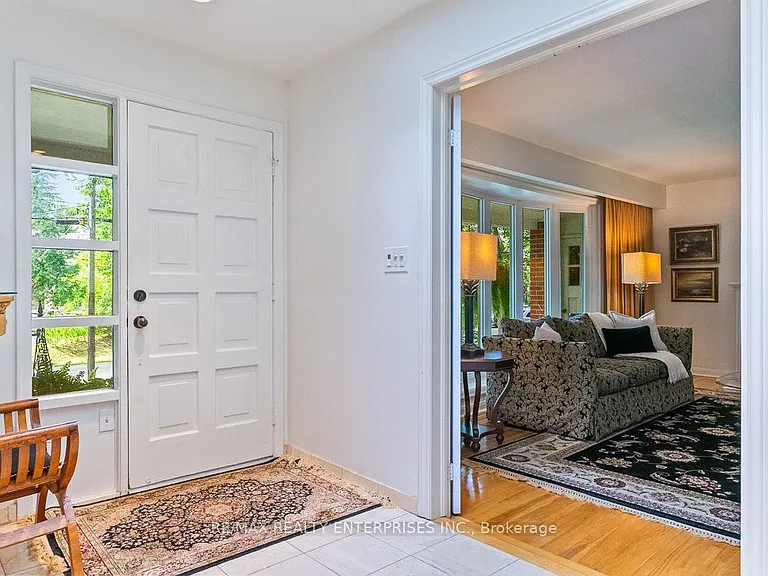 1373 Queen Victoria Ave — Photo 5