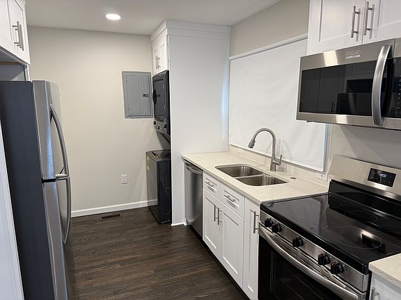 3rd image of 3022 Indiana Ave